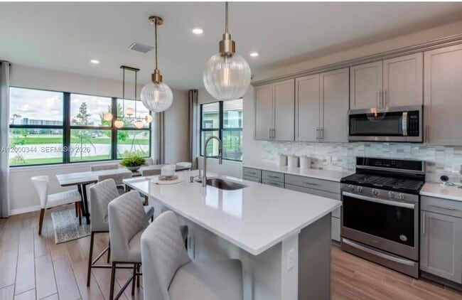 Photo - 2485 Primrose Pl