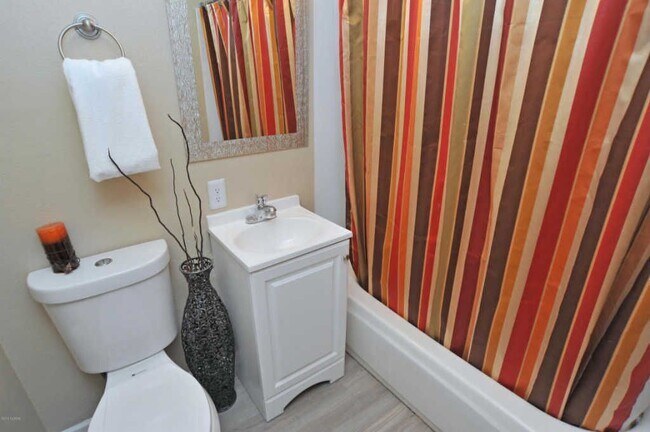 bathroom - 1220 E Lee St