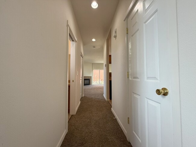 Photo - FANTASTIC 3 BEDROOM AND 2.5 BATHROOM TOWNHOUSE IN REDMOND!