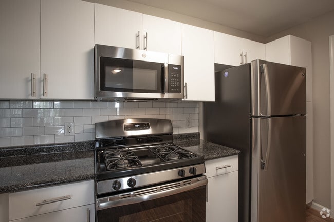 2BR, 2BA - 1,085 SF - Springfield