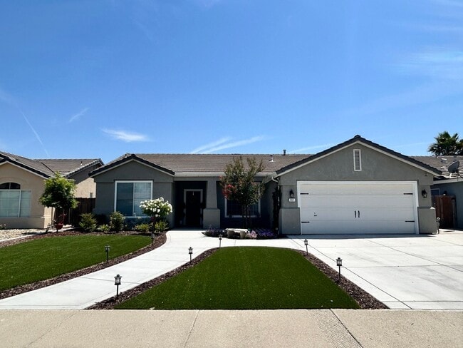 Charming 3 bedroom 2 bathroom home located... - Charming 3 bedroom 2 bathroom home located...