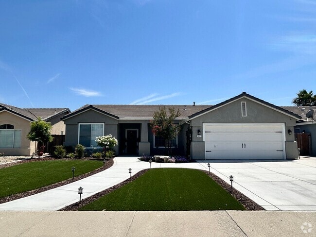 Building Photo - Charming 3 bedroom 2 bathroom home located...