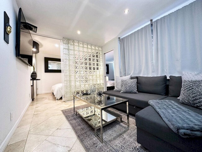 Building Photo - 7401 N Scottsdale Rd