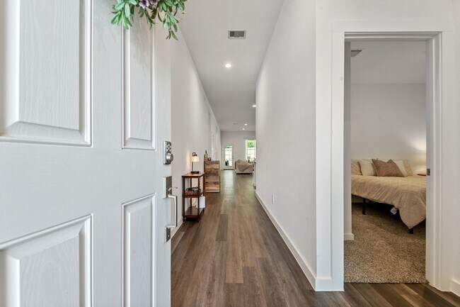 Photo - 560 Newcomb Holw Dr