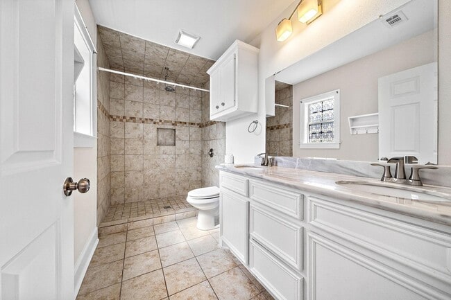 Building Photo - 1327 Idylwild St Unit A