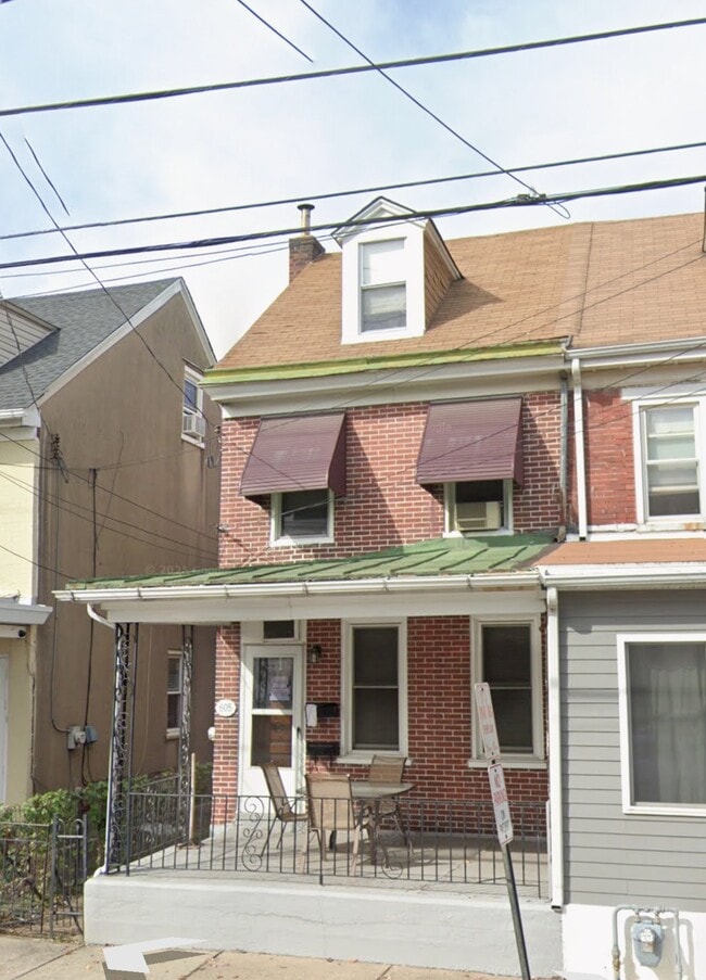 Building Photo - 605 Pond St Unit 2