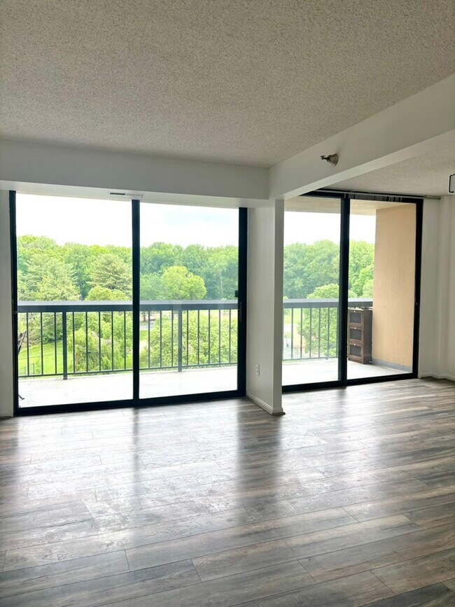 living room - 7401 Westlake Terrace Unidad #708