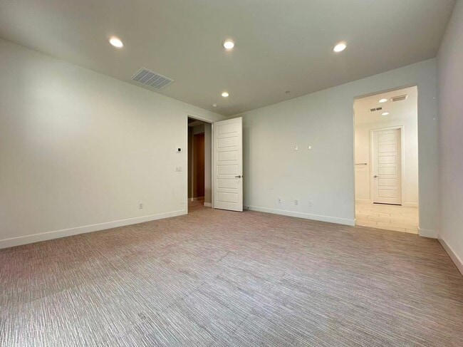 Photo - 4 BEDROOM HOME FOR LEASING IN Ontario