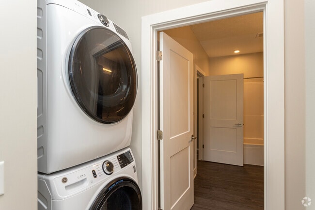 1BR, 1BA - 648SF