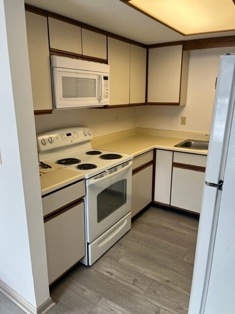 Kitchen - 615 N Washington St Unit 613