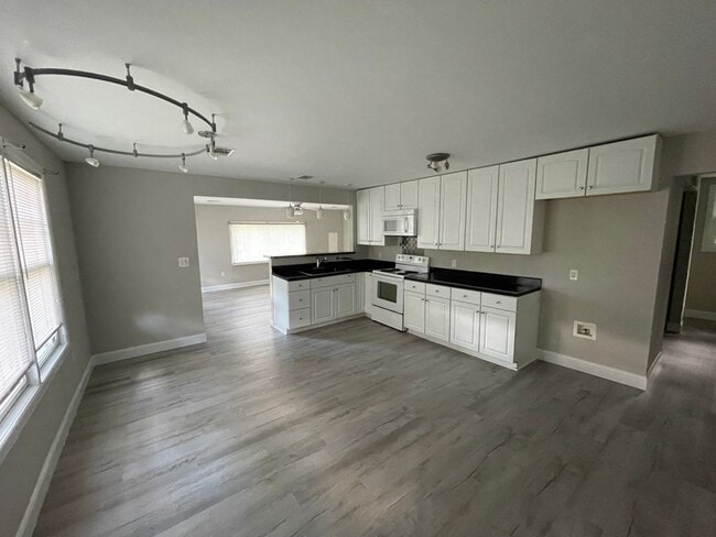 Photo - 4 Bed 3 Bath Cozy Cottage on Lake Front Pr...