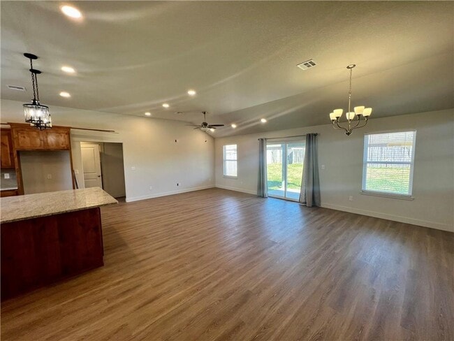 Photo - 662 White Oak St