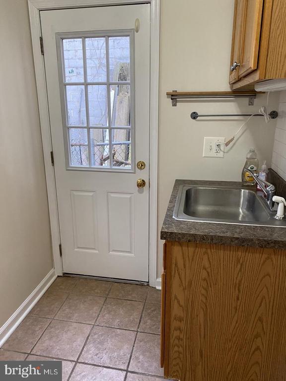 Photo - 460 Moyer St