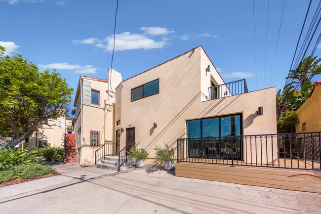 Building Photo - 854 S Sycamore Ave Unit 5247