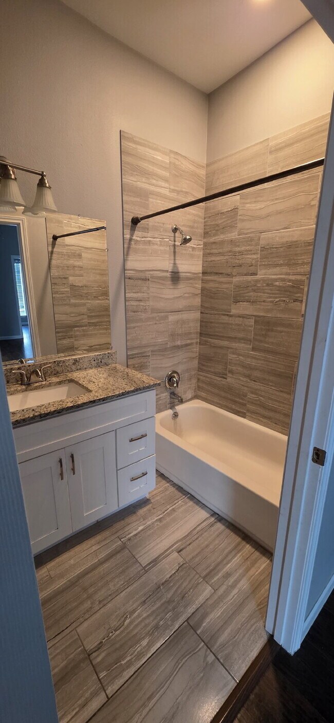 Photo - 3 bedroom and 2 bathrooms has newly renovated modern home in Southtown unit ready to move in! Unidad 201