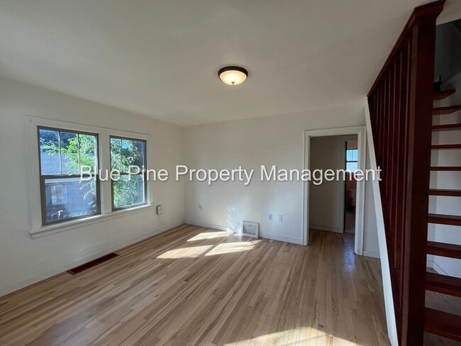 Photo - 519 College St