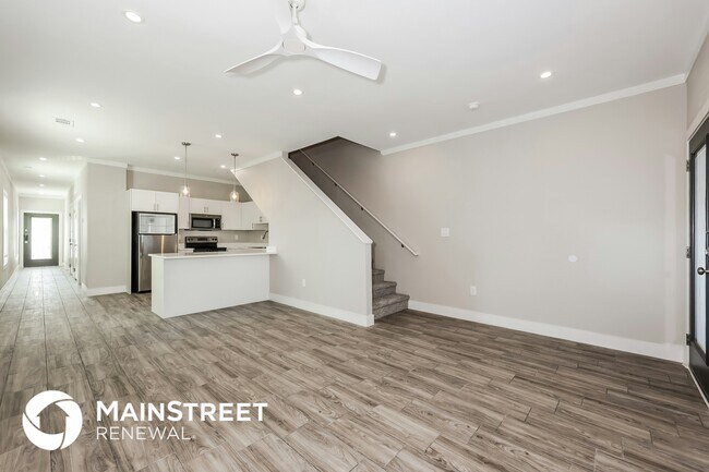 Photo - 1244 Lonsdale Ave