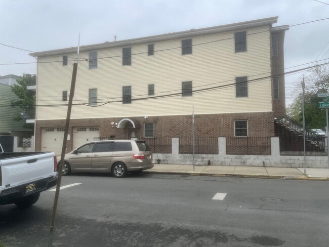 Photo - 1 Montrose Ave