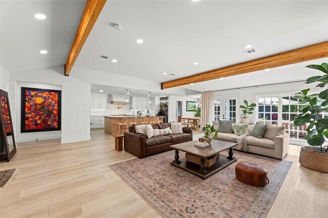 Photo - 802 N Wilcrest Dr House