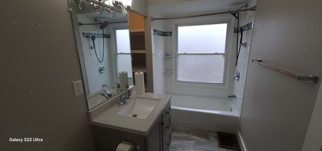 Photo - 524 Bowen St