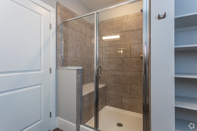 2BR, 2BA - 951 SF