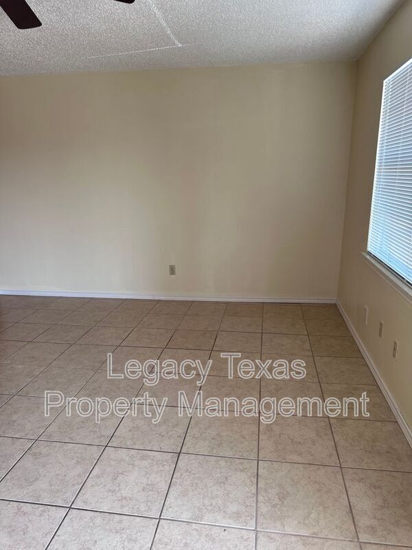 Photo - 1412 Courtney Pl