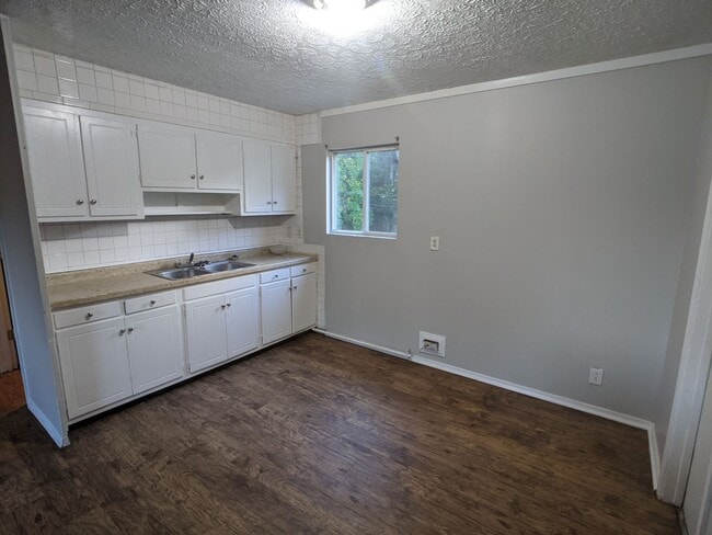 Photo - Spacious 3 bed 1 bath ranch style home.