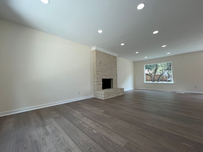 Photo - JUST RENOVATED 4/2.5 IN GREAT LEANDER LOCA...