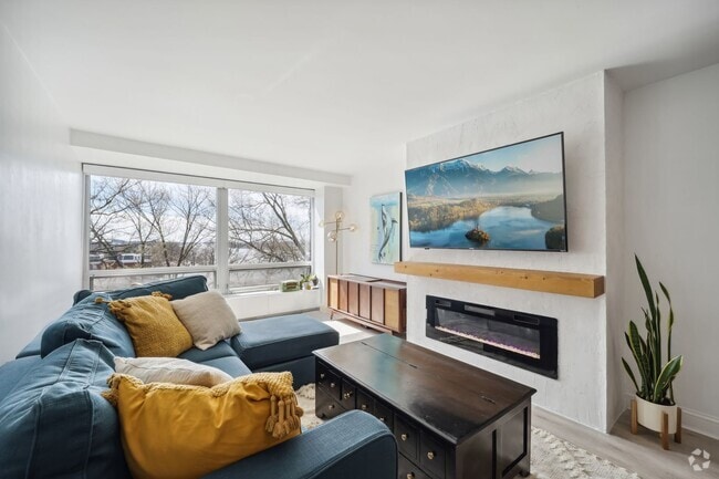 Building Photo - Stunning 1 BR/1 BA Condo in Southwest Wate...