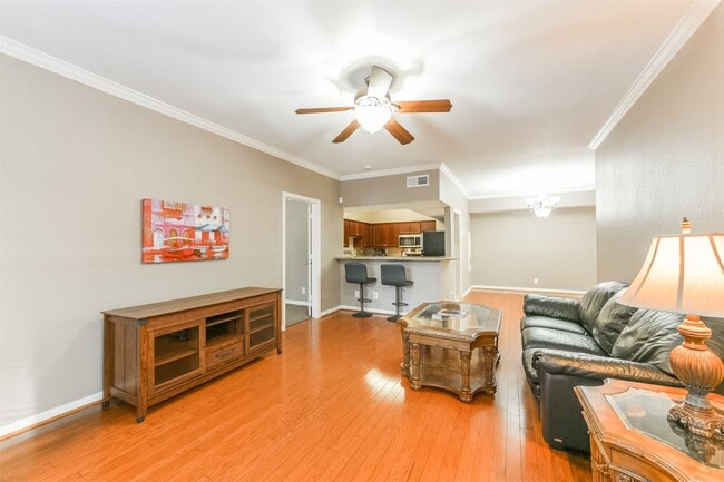 Building Photo - 2255 Braeswood Park Dr Unit 153