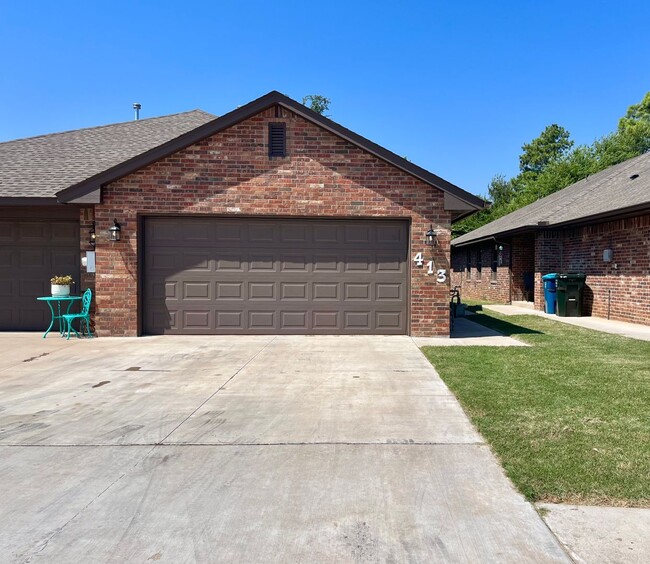 Building Photo - Updated 3 Bedroom 2 Bath Duplex in the Hea...