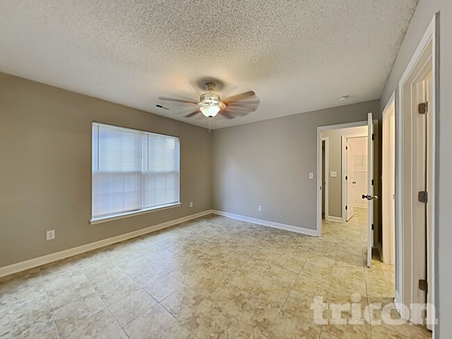 Photo - 882 Anchor Way NE