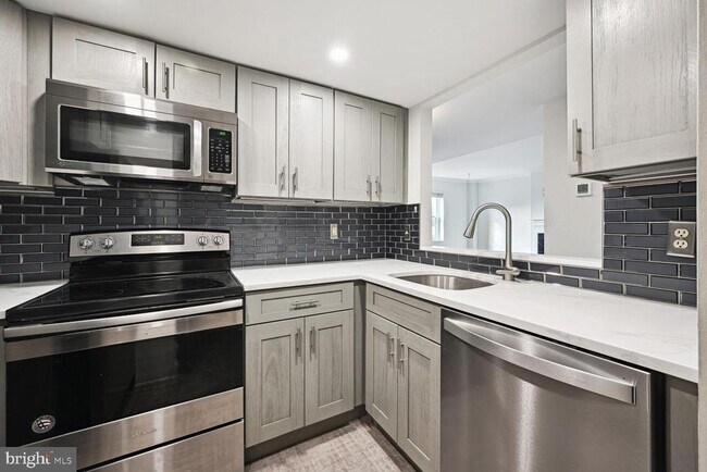 Photo - 1727 R St NW Unit 502