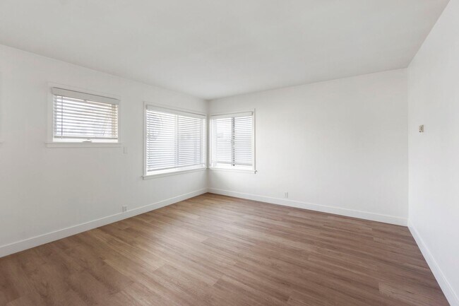 Photo - 223 E Bay Front Unidad Back