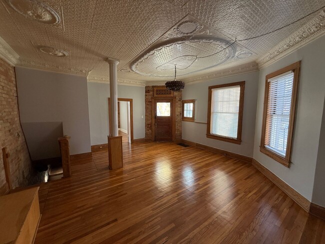 Building Photo - 253 E 5th Ave Unit #1