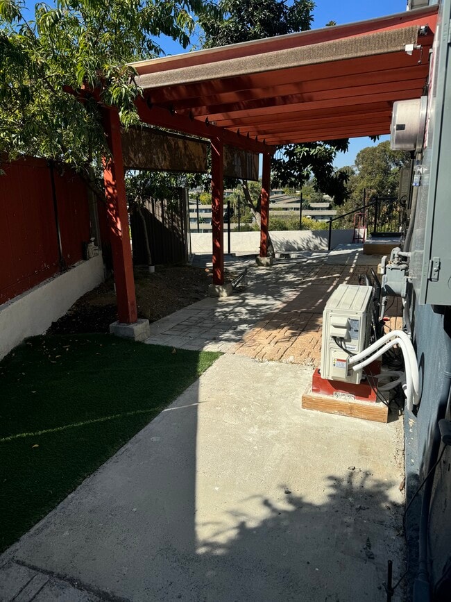 Patio delantero con vistas - jardinería - barbacoa - 1178 Tiegen Dr