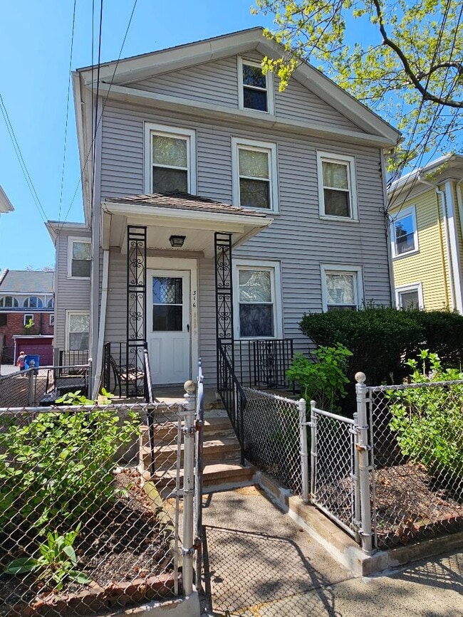 Building Photo - 316 Saint John St Unit 2R