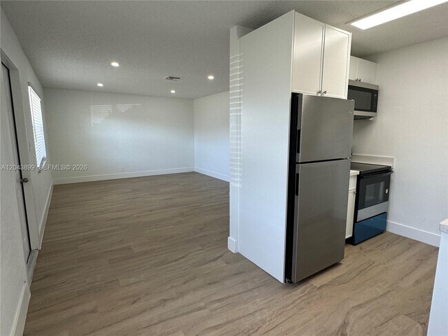 Photo - 899 NE 15th St