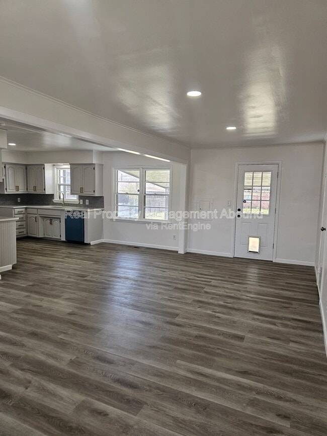 Photo - 1030 N Hickory Ave