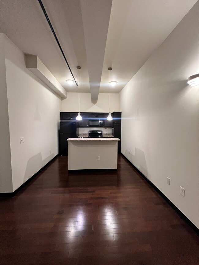 Building Photo - 602 N Queen St Unit 3 studio Rental