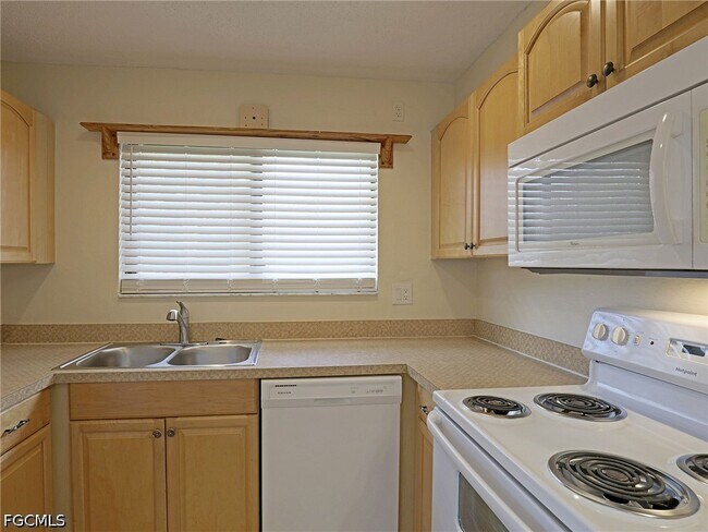 Photo - 1420 Park Shore Cir Unit 3