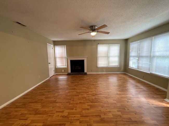 Photo - 2700 Lantern Walk SE