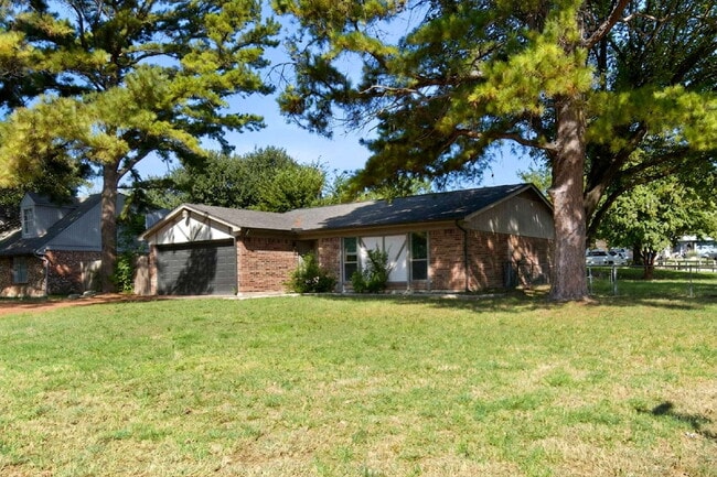 Building Photo - "Inviting 4/2/2 with Open Living, Flexible Spaces, and a Spacious Backyard!"
