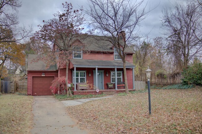 Photo - 3-bedroom, 2.5-bath home with mostly hardwood floors
