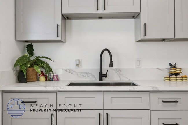 Photo - 5776 Rostrata Avenue