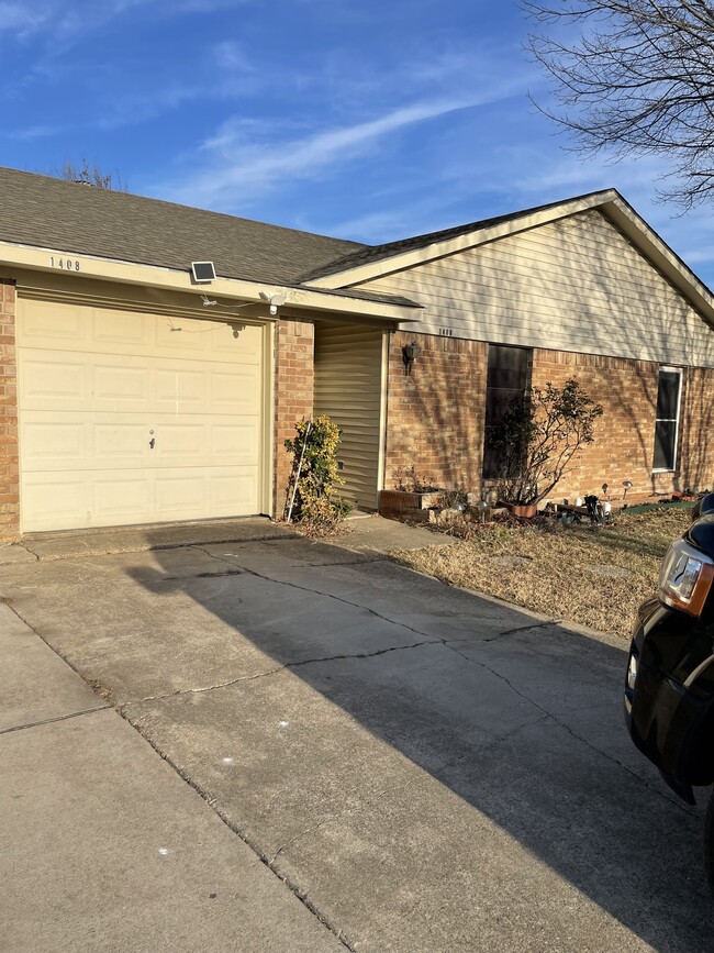 Building Photo - 1408 Bluffview Dr