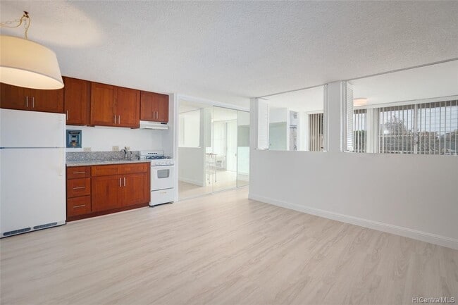 Building Photo - 1 Bedroom - Great Location! Unit 301 Rental