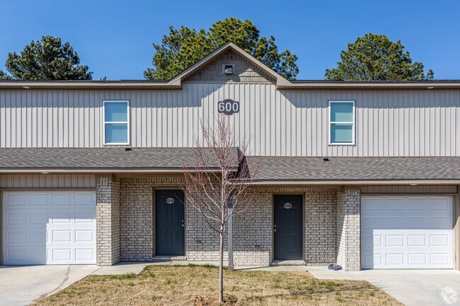 Building Photo - German Oaks Townhomes