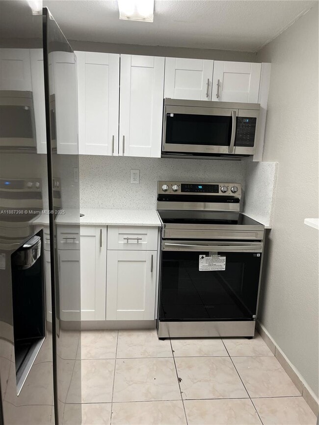 Building Photo - 666 W 81st St Unit 318