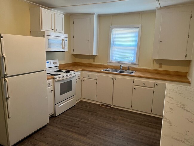 Building Photo - 513 E 14th St Rental